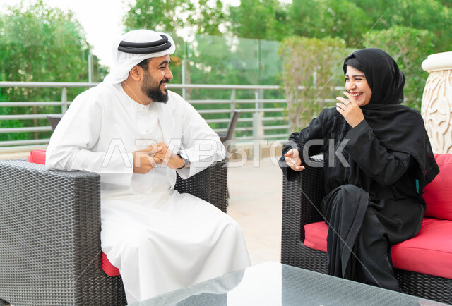 الضحك و التسامر بين الزوجين، زوجان عربيان اماراتيان يقومان بالتنزه في الهواء الطلق بإحدى المنتجعات الفاخرة، عائلة سعودية تقوم بتبادل الاحاديث والدردشات في الخارج، قضاء اوقات عائلية ممتعة