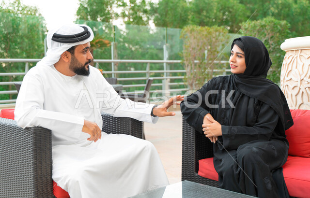 التفاهم والترابط الفكري بين الزوجين, حوارات ونقاشات في الأجواء الطبيعية, زوجان عربيان خليجيان إماراتيان يجلسان في إحدى الشاليهات الراقية, رجل سعودي وزوجته يقومان بتبادل الأحاديث في الهواء الطلق, قضاء أوقات عائلية ممتعة
