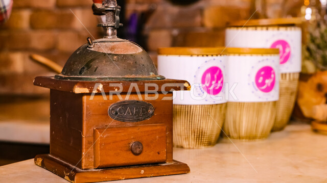 تصوير مقرب لمطحنة قهوه قديمه, مطحنة بن تراثيه شعبيه, آلة طحن القهوه قديما, مقاهي وكافيهات