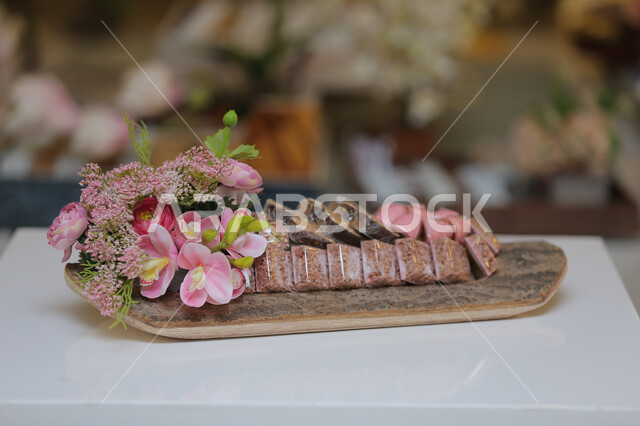 تصوير مقرب لضيافة شوكولاته مغلفه فاخره, أعياد ومناسبات, حلويات وسكاكر, شوكلاته وحلويات, زهور و هدايا, نقصة, زوارة