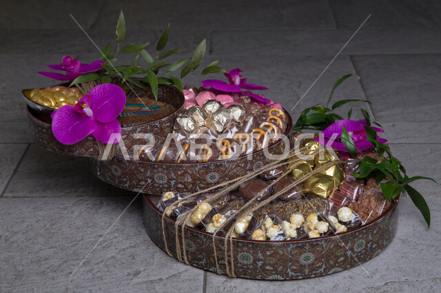 تصوير مقرب لضيافة شوكولاته مغلفه فاخره, أعياد ومناسبات, حلويات وسكاكر, شوكلاته وحلويات, زهور و هدايا, نقصة, زوارة
