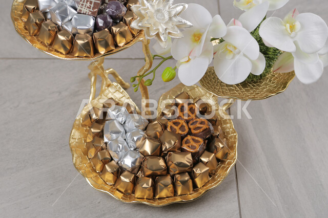 تصوير مقرب لضيافة شوكولاته مغلفه فاخره, أعياد ومناسبات, حلويات وسكاكر, شوكلاته وحلويات, زهور و هدايا, نقصة, زوارة