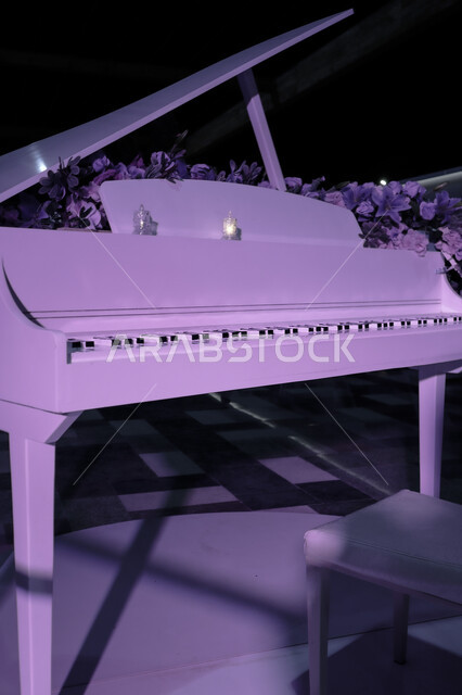 آلة البيانو ، آلة العزف الموسيقية ، لوحة مفاتيح آلة البيانو الموسيقية على شكل سلسلة متصلة ببعضها البعض ، مسرح فني