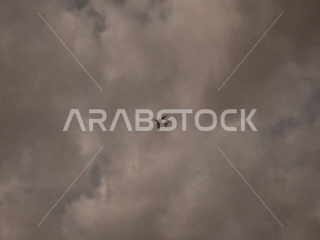 طائرة تحلق في السماء، سماء ملبدة بالغيوم والسحب، خطوط الطيران، التحليق في السماء الملبدة بالغيوم