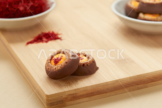 قطع الحلوى اللذيذة على لوح خشبي، حلوى مزينة بالشوكلاتة، سكريات، حلويات شهية