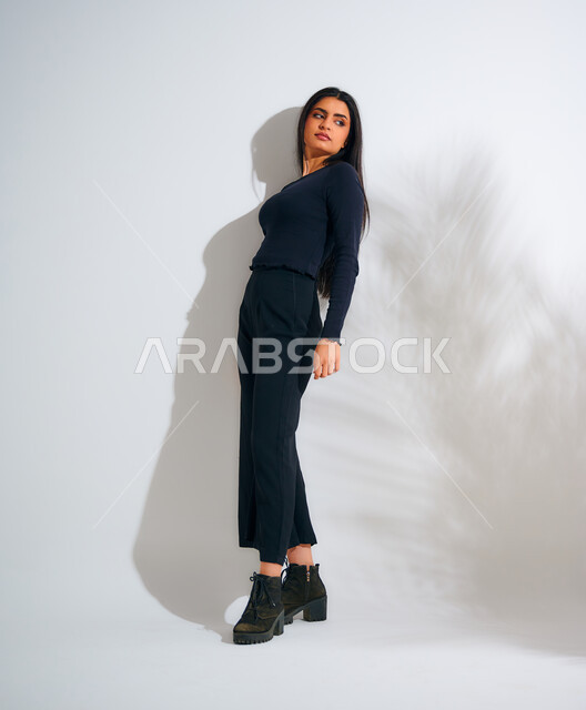 بورتريه لإمرأه عربية سعوديه خليجية ترتدي ملابس كاجوال، عارضة أزياء، ملابس نسائية بتصاميم عصرية، الموضة والاناقة, موديلات خليجية جديده, أزياء وإكسسوارات, متابعة الأزياء والموضه, أزياء شتويه, خلفيه بيضاء, صورة للجسم بالطول الكامل