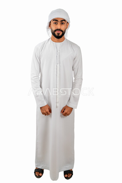 الوقوف بإستقامة وثقة وإنضباط، بورتريه لرجل عربي خليجي إماراتي يرتدي العمامة والكندورة الإماراتية، إيماءات وجه ويدين مختلفة، صورة الجسم بالطول الكامل، خلفية بيضاء