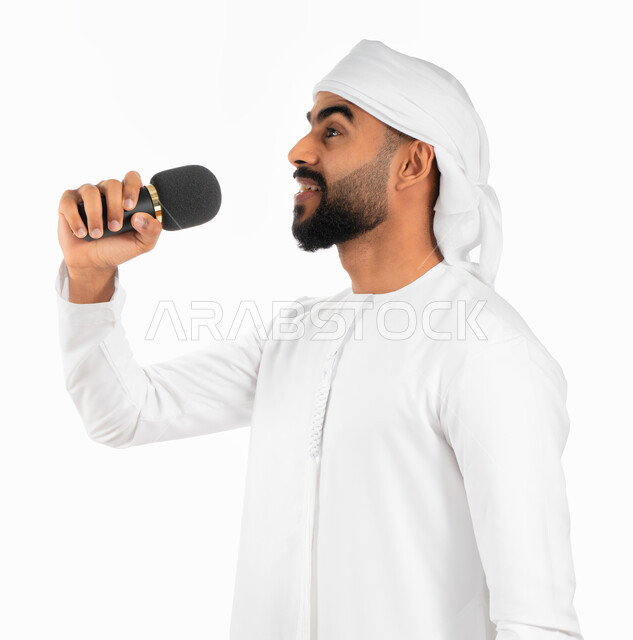 إيماءات تدل على الإندماج والتفاعل مع الغناء، بورتريه لرجل عربي خليجي إماراتي يرتدي العمامة والكندورة الإماراتية ويمسك المايكروفون ويغني بحماس، تسجيل مقطع صوتي غنائي، تقديم العروض الفنية المسرحية والفقرات الترفيهية، خلفية بيضاء