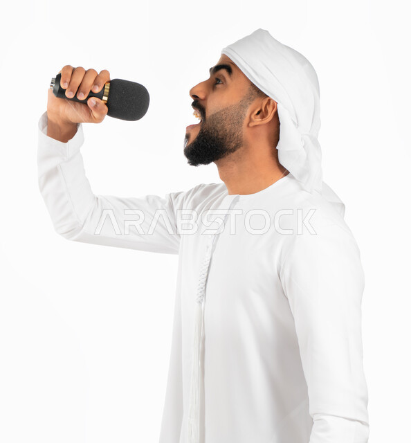 تقديم العروض الفنية المسرحية والفقرات الترفيهية، بورتريه لرجل عربي خليجي إماراتي يرتدي العمامة والكندورة الإماراتية ويمسك المايكروفون ويغني بحماس، إيماءات تدل على الإندماج والتفاعل مع الغناء، تسجيل مقطع صوتي غنائي، خلفية بيضاء