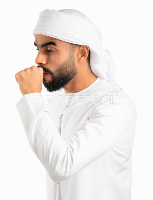 إيماءات وجه ويدين تدل على المرض والتعب والرشح، بورتريه لرجل عربي خليجي إماراتي يرتدي العمامة والكندورة الإماراتية ويقوم بالسعال، الإصابة بنزلة برد، الكحة والإنفلونزا والتهاب الحلق، خلفية بيضاء