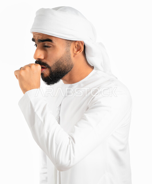 الكحة والإنفلونزا والتهاب الحلق، بورتريه لرجل عربي خليجي إماراتي يرتدي العمامة والكندورة الإماراتية ويقوم بالسعال، الإصابة بنزلة برد، إيماءات وجه ويدين تدل على المرض والتعب والرشح، خلفية بيضاء