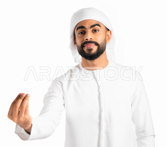 الهدوء وطلب الإنتظار، بورتريه لرجل عربي خليجي إماراتي يرتدي الكندورة والعمامة الإماراتية ويقوم بإيماءات الصبر والتأن والتريث، إمهال الوقت للقيام بشيء ما، حركة يد وإشارات، خلفية بيضاء