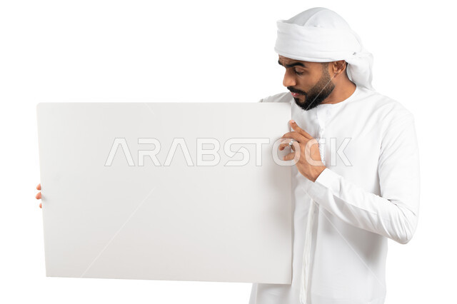 إعلانات وعروضات تسويقية، بورتريه لرجل عربي خليجي إماراتي يرتدي الكندورة والعمامة الإماراتية ويحمل بيده لوح ابيض مفرغ، لوحة فنية بيضاء، إستخدام لوحات توضيحية ووسائل تعليمية، خلفية بيضاء