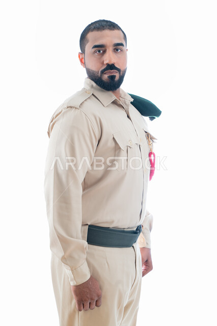 الوقوف بإستقامة وإنضباط، بورتريه لشرطي عربي خليجي إماراتي يرتدي الزي العسكري، تعزيز الأمن والأمان والثقة بالشرطة، الإستجابة لحالات الطوارئ، تأمين المنشأت وحماية الأفراد، إدارة الأزمات والكوراث، خلفية بيضاء