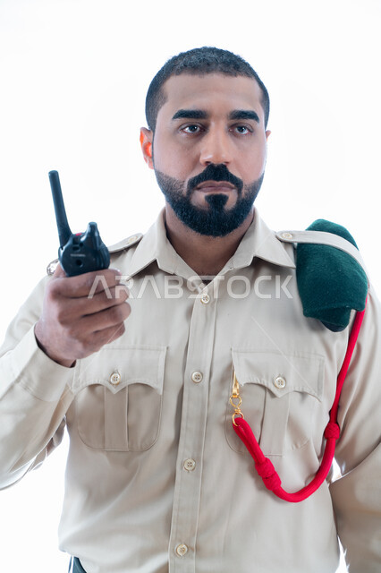 إدارة الأزمات والكوراث، إستخدام جهاز الإرسال والإستقبال اللاسلكي، تأمين المنشأت وحماية الأفراد، بورتريه لشرطي عربي خليجي إماراتي يرتدي الزي العسكري، تعزيز الأمن والأمان والثقة بالشرطة، الإستجابة لحالات الطوارئ، خلفية بيضاء