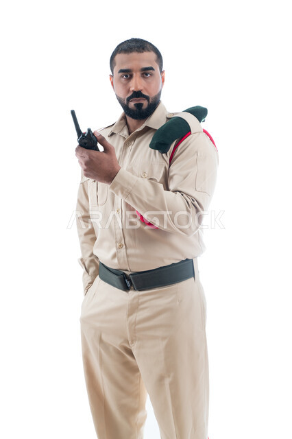 إستخدام جهاز الإرسال والإستقبال اللاسلكي، تأمين المنشأت وحماية الأفراد، بورتريه لشرطي عربي خليجي إماراتي يرتدي الزي العسكري، تعزيز الأمن والأمان والثقة بالشرطة، الإستجابة لحالات الطوارئ، إدارة الأزمات والكوراث، خلفية بيضاء