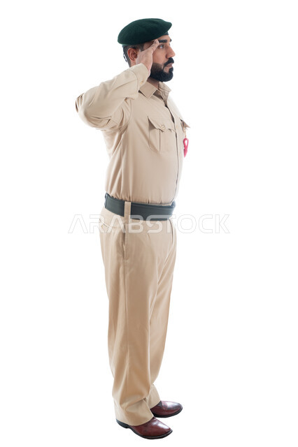 تعزيز الأمن والأمان والثقة بالشرطة، بورتريه لشرطي عربي خليجي إماراتي يرتدي الزي العسكري ويقوم بإلقاء التحية العسكرية، الوقوف بإستقامة وإستعداد وإنضباط، إيماءات وجه ويدين تدل على الثقة، الإستجابة لحالات الطوارئ، صورة الجسم بالطول الكامل، خلفية بيضاء