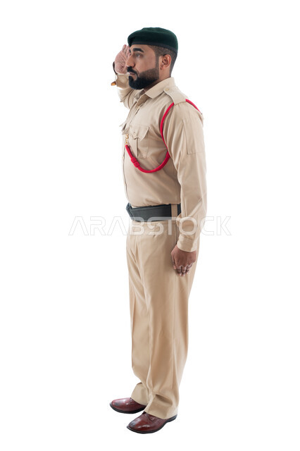 إيماءات وجه ويدين تدل على الثقة، بورتريه لشرطي عربي خليجي إماراتي يرتدي الزي العسكري ويقوم بإلقاء التحية العسكرية، الوقوف بإستقامة وإستعداد وإنضباط، تعزيز الأمن والأمان والثقة بالشرطة، الإستجابة لحالات الطوارئ، صورة الجسم بالطول الكامل، خلفية بيضاء