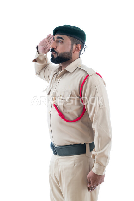 الوقوف بإستقامة وإستعداد وإنضباط، بورتريه لشرطي عربي خليجي إماراتي يرتدي الزي العسكري ويقوم بإلقاء التحية العسكرية، إيماءات وجه ويدين تدل على الثقة، تعزيز الأمن والأمان والثقة بالشرطة، الإستجابة لحالات الطوارئ، خلفية بيضاء