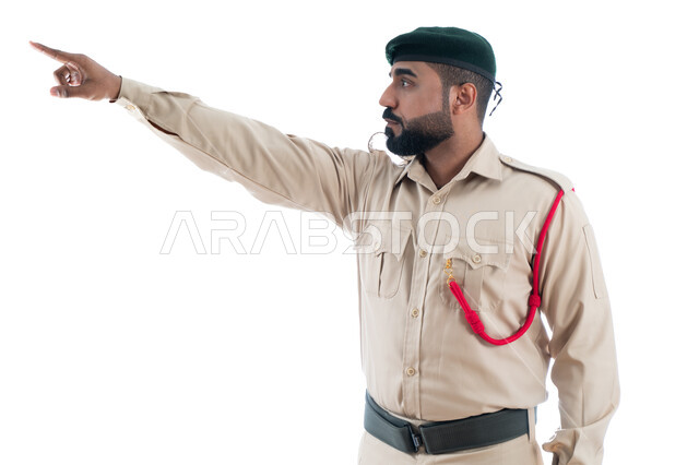 إدارة الأزمات والكوراث، بورتريه لشرطي عربي خليجي إماراتي يرتدي الزي العسكري ويشير بإصبع السبابة نحو شيء ما، حركة إصبع وإشارات، تعزيز الأمن والأمان والثقة بالشرطة، تأمين المنشأت وحماية الأفراد، خلفية بيضاء