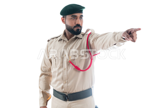 تأمين المنشأت وحماية الأفراد، بورتريه لشرطي عربي خليجي إماراتي يرتدي الزي العسكري ويشير بإصبع السبابة نحو شيء ما، حركة إصبع وإشارات، إدارة الأزمات والكوراث، تعزيز الأمن والأمان والثقة بالشرطة، خلفية بيضاء