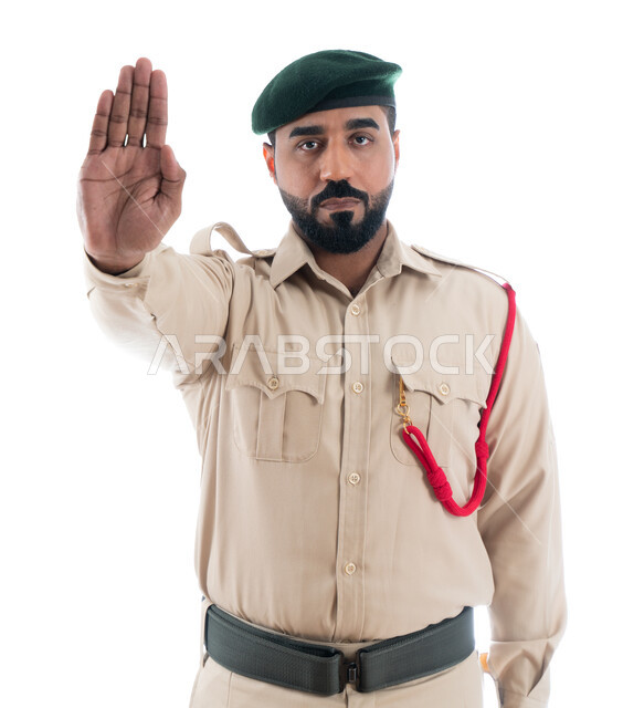 إيماءات يدين تدل على التوقف والإنتظار، خفض وفيات حوادث الطرق، بورتريه لشرطي مرور عربي إماراتي خليجي يرتدي بدلة الشرطة ويشير بإشارة قف، الإستجابة لحالات الطوارئ، تعزيز الأمن والأمان والثقة بالشرطة، حركة يد وإشارات، خلفية بيضاء