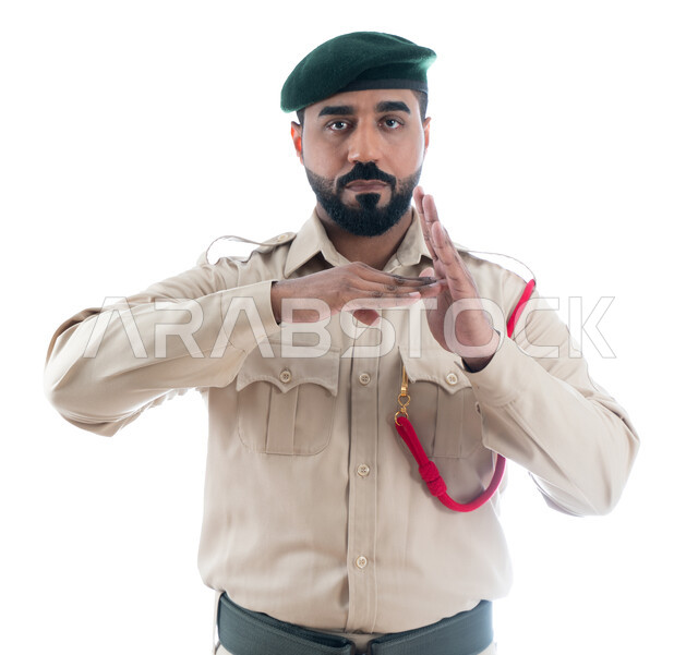 تعزيز الأمن والأمان والثقة بالشرطة، خفض وفيات حوادث الطرق، بورتريه لشرطي مرور عربي إماراتي خليجي يرتدي بدلة الشرطة ويشير ببيه بإشارة مرورية، الإستجابة لحالات الطوارئ، إيماءات وجه ويدين مختلفة، حركة يد وإشارات، خلفية بيضاء