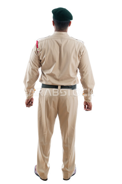 تأمين المنشأت وحماية الأفراد، إدارة الأزمات والكوراث، بورتريه من الخلف لشرطي عربي خليجي إماراتي يرتدي البدلة العسكرية، تعزيز الأمن والأمان والثقة بالشرطة، العمل على خفض معدلات الجريمة، صورة الجسم بالطول الكامل، خلفية بيضاء