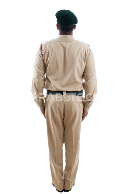 إدارة الأزمات والكوراث، بورتريه من الخلف لشرطي عربي خليجي إماراتي يرتدي البدلة العسكرية ويقف بإستقامة وإنضباط وإستعداد، تعزيز الأمن والأمان والثقة بالشرطة، العمل على خفض معدلات الجريمة، صورة الجسم بالطول الكامل، خلفية بيضاء