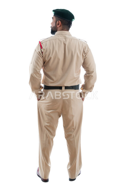 العمل على خفض معدلات الجريمة، إدارة الأزمات والكوراث، بورتريه من الخلف لشرطي عربي خليجي إماراتي يرتدي البدلة العسكرية، تعزيز الأمن والأمان والثقة بالشرطة، صورة الجسم بالطول الكامل، تأمين المنشأت وحماية الأفراد، خلفية بيضاء