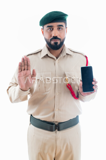 برامج وانظمة حماية الهاتف المحمول، بورتريه لشرطي عربي إماراتي خليجي يرتدي بدلة الشرطة الرسمية، عدم قبول الإشاعات وكشف الجرائم المعلوماتية، إيماءات يد تدل على التوقف، التوقف عن الاستخدام السيء للجوال والمخالفات الالكترونية، خلفية بيضاء