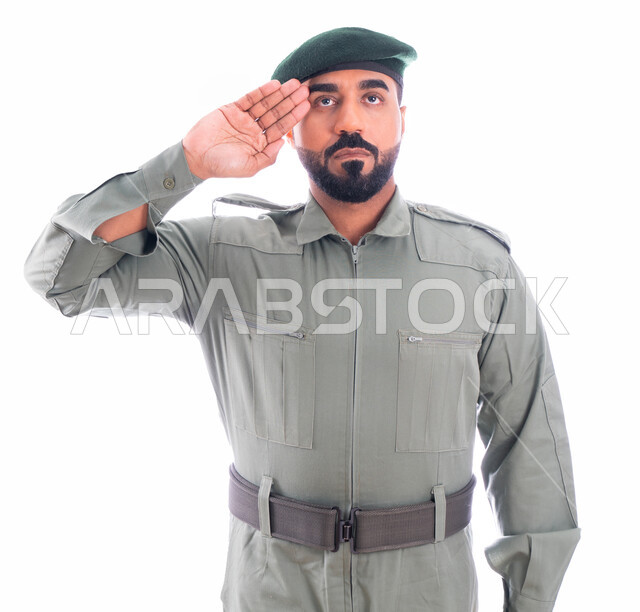 إدارة الأزمات والكوراث، تعزيز الأمن والأمان والثقة بالشرطة، بورتريه لرجل أمن عربي خليجي إماراتي يرتدي بدلة الأمن الخضراء ويقوم بإلقاء التحية العسكرية، تأمين المنشأت وحماية الأفراد، إيماءات وجه ويدين تدل على الثقة، خلفية بيضاء