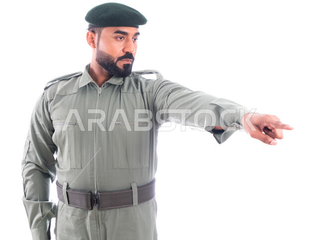 تعزيز الأمن والأمان والثقة بالشرطة، تأمين المنشأت وحماية الأفراد، بورتريه لرجل أمن عربي خليجي إماراتي يرتدي بدلة الأمن الخضراء ويشير بإصبع السبابة نحو شيء ما، حركة إصبع وإشارات، إدارة الأزمات والكوراث، خلفية بيضاء