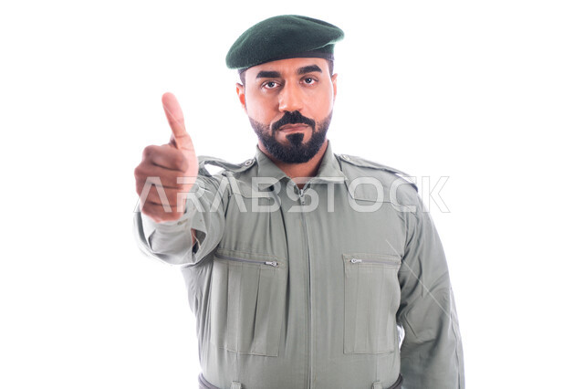 الرضى والإعجاب بإدارة الأزمات والكوراث، إيماءات إبهام لأعلى تدل على القبول والموافقة، بورتريه لرجل أمن عربي خليجي إماراتي يرتدي بدلة الأمن الخضراء، جمع المعلومات والأدلة للتحقق والتحري في موقع الجريمة، تعزيز الأمن والأمان والثقة بالشرطة، خلفية بيضاء