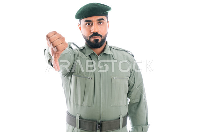إيماءات إبهام لأسفل تدل على الرفض والإستياء، بورتريه لرجل أمن عربي خليجي إماراتي يرتدي بدلة الأمن الخضراء، تعزيز الأمن والأمان والثقة بالشرطة، عدم الرضى عن إدارة الأزمات والكوراث، خلفية بيضاء