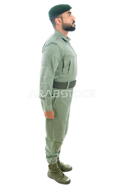 بورتريه جانبي لرجل أمن عربي خليجي إماراتي يرتدي بدلة الأمن الخضراء ويقف بإستقامة وإنضباط وإستعداد، تعزيز الأمن والأمان والثقة بالشرطة، العمل على خفض معدلات الجريمة، إيماءات وجه تدل على الثقة، صورة الجسم بالطول الكامل، خلفية بيضاء