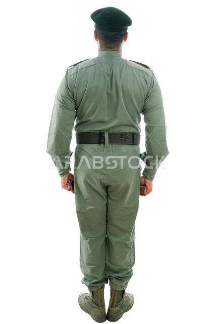 إدارة الأزمات والكوراث، بورتريه من الخلف لرجل أمن عربي خليجي إماراتي يرتدي بدلة الأمن الخضراء ويقف بإستقامة وإنضباط وإستعداد، تعزيز الأمن والأمان والثقة بالشرطة، العمل على خفض معدلات الجريمة، صورة الجسم بالطول الكامل، خلفية بيضاء