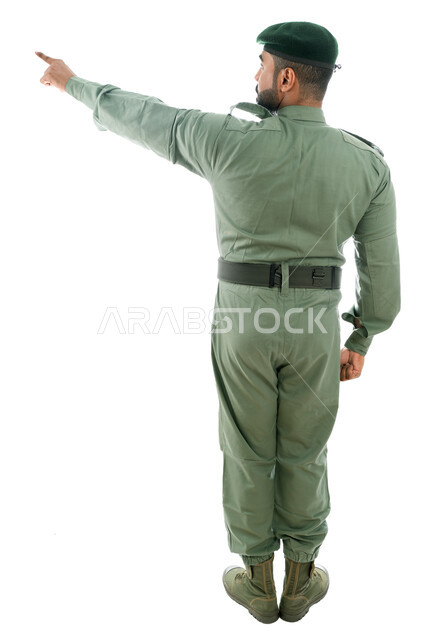 العمل على خفض معدلات الجريمة، بورتريه من الخلف لرجل أمن عربي خليجي إماراتي يرتدي بدلة الأمن الخضراء ويشير بإصبع السبابة نحو شيء ما، حركة إصبع وإشارات، الحفاظ على الأمن والأمان، إدارة الأزمات والكوراث، صورة الجسم بالطول الكامل، خلفية بيضاء