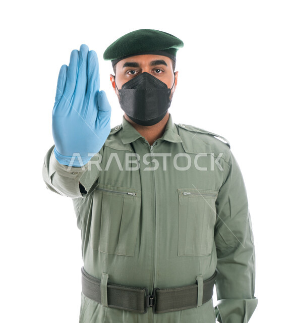 إيماءات يدين تدل على التوقف والإنتظار، بورتريه لمحقق أدلة جنائية عربي خليجي إماراتي يرتدي الكمامة الواقية والقفازات ويشير بإشارة قف، ارتداء بدلة الأمن الخضراء، جمع المعلومات والأدلة للتحقق والتحري في موقع الجريمة، البحث لكشف حقائق الجرائم، خلفية بيضاء