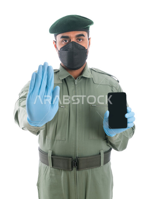 إيماءات يد تدل على التوقف ومنع الإستخدام السيء للهاتف المحمول، بورتريه لمحقق أدلة جنائية عربي خليجي إماراتي يرتدي الكمامة الواقية والقفازات وبدلة الأمن الخضراء، عدم قبول الإشاعات وكشف الجرائم المعلوماتية، برامج وانظمة حماية الهاتف المحمول، خلفية بيضاء