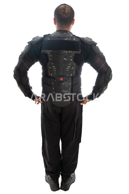الحفاظ على الأمن والأمان، قوات التدخل السريع (سوات)، بورتريه الخلف لشرطي عربي خليجي إماراتي من يرتدي البدلة العسكرية السوداء، الوقوف باستعداد وانضباط، صورة الجسم بالطول الكامل، خلفية بيضاء