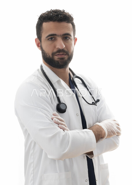 الالتزام بتعليمات وتوصيات الطبيب، مفهوم الطب والرعاية الصحية، الوقوف بأيدي متقاطعه، بورتريه مقرب لطبيب سعودي يستعد لتقديم الخدمات للمرضى بكل كفاءه، شاب عربي اماراتي خليجي يرتدي المعطف الطبي وسماعه الطبيب، مهن ووظائف طبية في القطاع الصحي