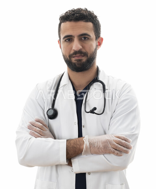  الاستعداد لتقديم خدمات العلاج للمرضى بكل كفاءه ،مفهوم الطب والرعاية الصحية، الوقوف بأيدي متقاطعه، بورتريه مقرب لطبيب سعودي يعمل في القطاع الصحي ،الالتزام بتعليمات وتوصيات الطبيب، شاب عربي اماراتي خليجي يرتدي المعطف الطبي وسماعه الطبيب، مهن ووظائف طبية