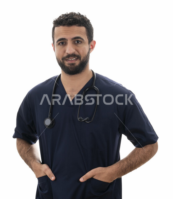 الالتزام بتعليمات وتوصيات الطبيب، شاب عربي اماراتي خليجي يضع سماعه الطبيب لسماع نبضات القلب, مفهوم الطب والرعاية الصحية، بورتريه مقرب لطبيب سعودي يستعد لتقديم الخدمات للمرضى بكل كفاءه، مهن ووظائف طبية في القطاع الصحي ، خلفية بيضاء
