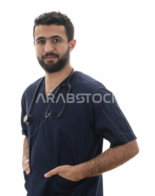 الاستعداد لتقديم الخدمات للمرضى بكل كفاءه ,شاب عربي اماراتي خليجي يضع سماعه الطبيب لسماع نبضات القلب, مفهوم الطب والرعاية الصحية، بورتريه مقرب لطبيب سعودي يقوم بالالتزام بتعليمات وتوصيات الطبيب، مهن ووظائف طبية في القطاع الصحي ، خلفية بيضاء