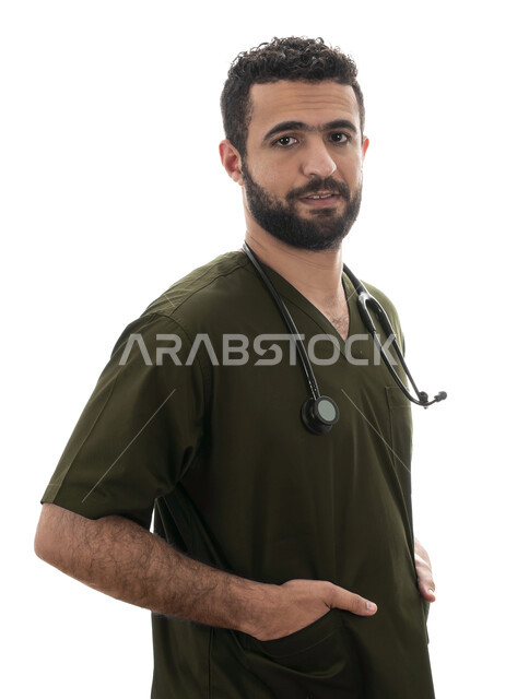 وضع سماعه الطبيب لسماع نبضات القلب, مفهوم الطب والرعاية الصحية، بورتريه مقرب لطبيب سعودي يستعد لتقديم الخدمات للمرضى بكل كفاءه، شاب عربي اماراتي خليجي يلتزم بتعليمات وتوصيات الطبيب، مهن ووظائف طبية في القطاع الصحي ، خلفية بيضاء
