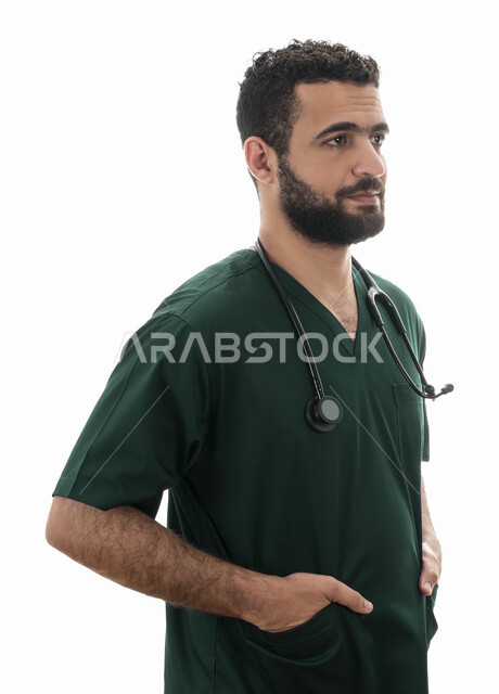 الاستعداد لتقديم الخدمات للمرضى بكل كفاءه ,مفهوم الطب والرعاية الصحية، بورتريه مقرب لطبيب سعودي يضع سماعه الطبيب لسماع نبضات القلب، شاب عربي اماراتي خليجي يقوم بالالتزام بتعليمات وتوصيات الطبيب، مهن ووظائف طبية في القطاع الصحي ،خلفية بيضاء