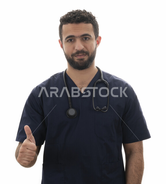 مفهوم الطب والرعاية الصحية، ايماءات تدل على علامة الجودة، بورتريه مقرب لطبيب سعودي يقوم بالالتزام بتعليمات وتوصيات الطبيب، شاب عربي اماراتي خليجي يقوم بتقديم الخدمات للمرضى بكل كفاءه ، مهن ووظائف طبية في القطاع الصحي، خلفية بيضاء