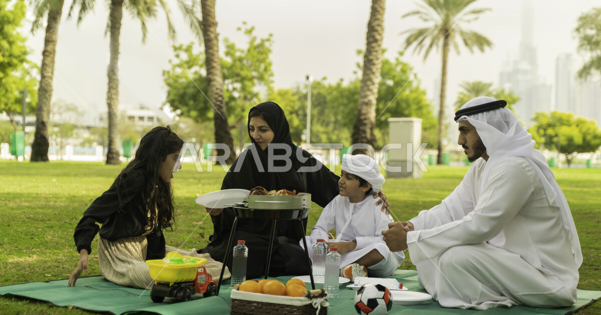 لمة الاسره السعيدة, الاصغاء الى أحاديث الاولاد في الحدائق, نزهه في ...