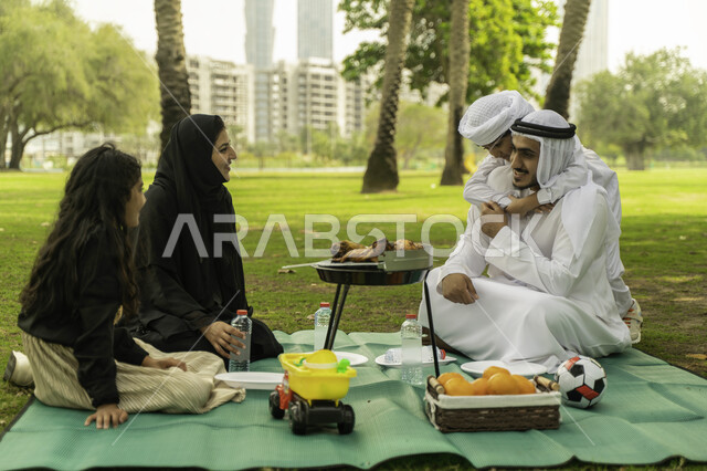  أجواء عائلية مليئة بالحب، قضاء أوقات ممتعه في الحديقة، جلسات عائلية في الطبيعه الخضراء، الخروج مع الاطفال في العطلة الصيفيه، رحلة في أجواء ربيعيه، عائلة عربية اماراتية خليجية في إحدى المزارع, عائلة سعودية تقوم بالتحضير للشواء، ايماءات تدل على السعادة